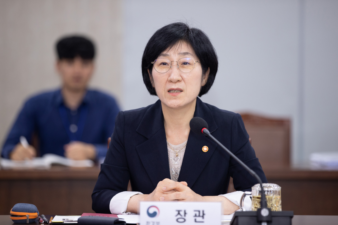 한화진 환경부장관이 10일 오후 정부세종청사에서 환경부-지자체 지류·지천 간담회를 주재하고 있다. 한화진 장관은 "국민의 안전은 민생 최우선 과제"라며 "하천정비 사업은 인명피해를 예방하는 과업이라는 사명감을 가지고 지류‧지천 관리에 만전을 기할 것”을 당부하면서, “국민 안전에 중앙, 지방 따로 없다. 환경부도 총력을 기울여 지자체를 지원하라"고 지시했다. [환경부 제공]