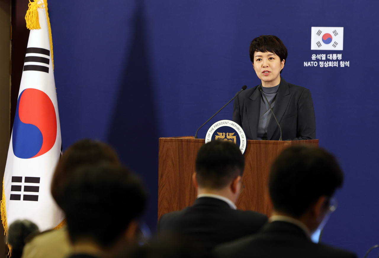 김은혜 대통령실 홍보수석이 10일(현지시간) 리투아니아 빌뉴스 한 호텔에 마련된 한국 기자단 프레스센터에서 북대서양조약기구(NATO·나토) 정상회의에 참석하는 윤석열 대통령의 일정 등 현안 브리핑을 하고 있다. [연합]