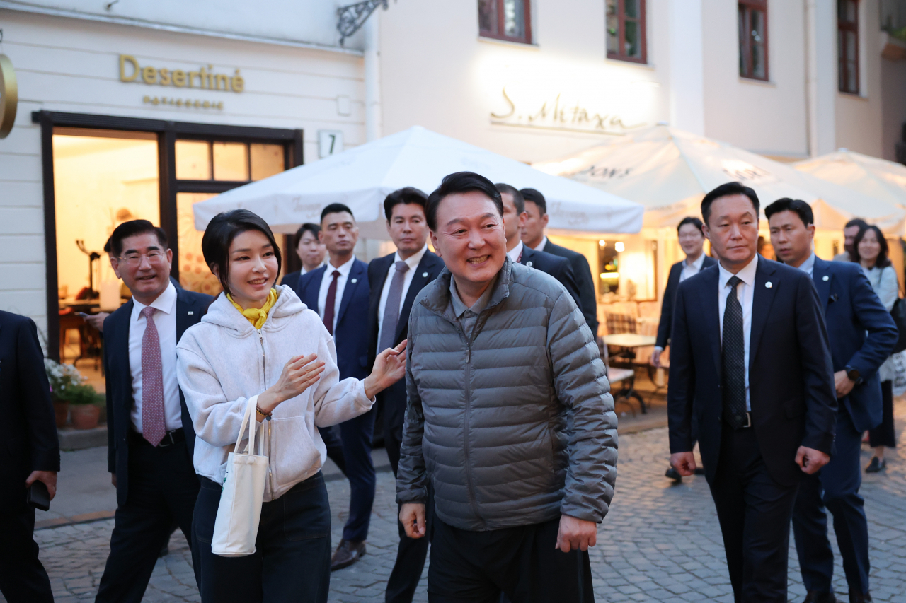 북대서양조약기구(NATO·나토) 정상회의 참석차 리투아니아를 방문 중인 윤석열 대통령과 김건희 여사가 10일(현지시간) 빌뉴스 구시가지를 산책하고 있다. 빌뉴스 구시가지는 유네스코에 의해 세계문화유산으로 등재된 곳이다. [연합]