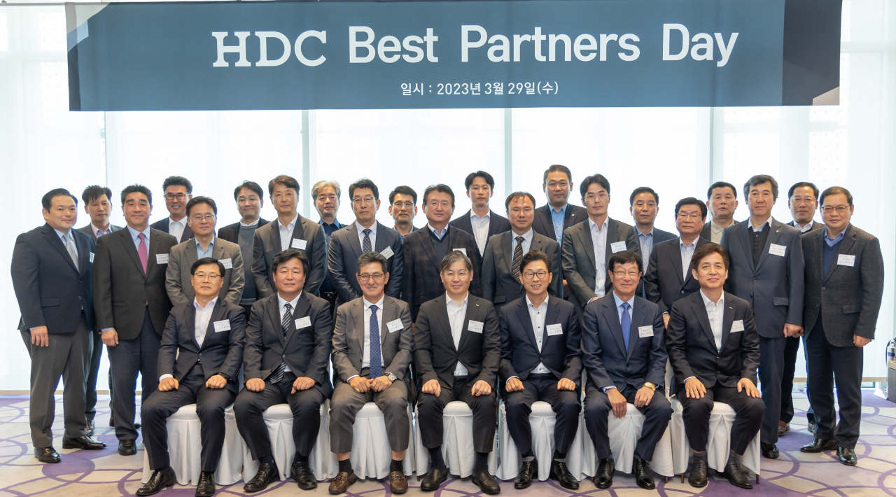 HDC현대산업개발이 지난 3월 협력사와 동반성장과 상생협력을 위한 행사인 베스트파트너스데이에서 우수협력사 대표이사와 기념사진을 촬영했다. (앞줄 왼쪽에서 네 번째 최익훈 HDC현대산업개발 대표이사)