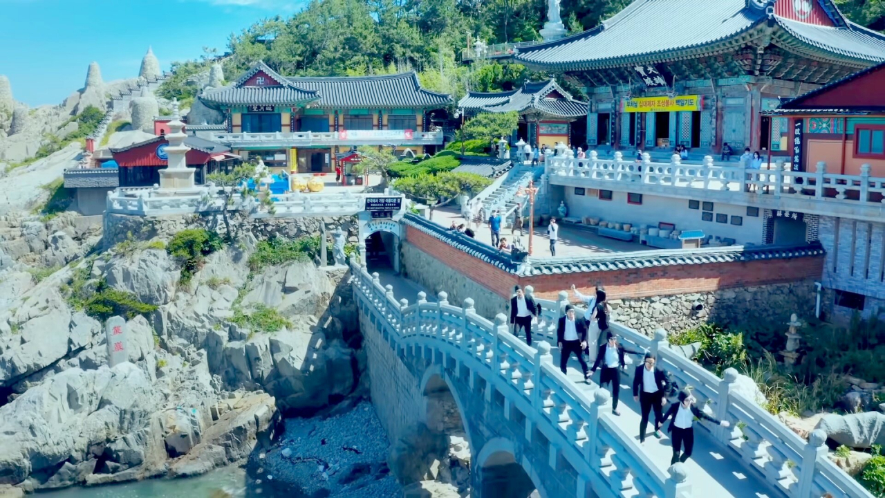 해동용궁사에서 한국 매력을 알리며 춤추는 앰비규어스 댄스컴퍼니