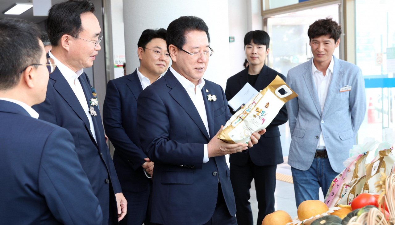김영록지사가 도민과의 대화을 앞두고 윤병태시장과 담소를 하고 있다