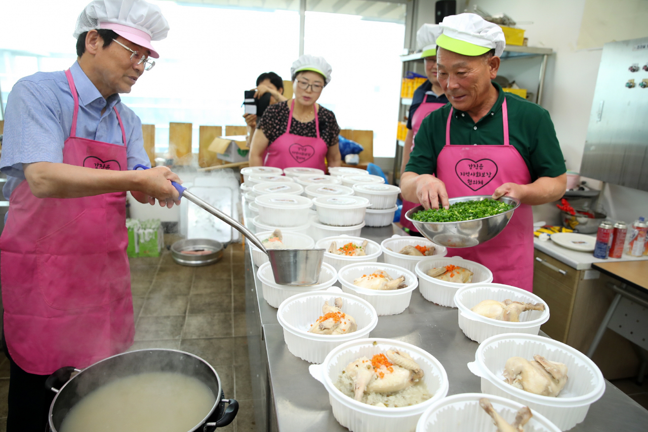 강진군은 10일 소외계층을 위해 사랑의 삼계탕 나눔 행사를 가졌다