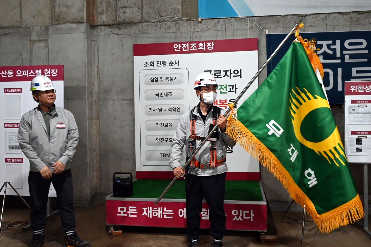 요진건설이 다산동 와이시티 어반플랫 현장에서 세번째 무재해기 릴레이 캠페인 행사를 진행하고 있다