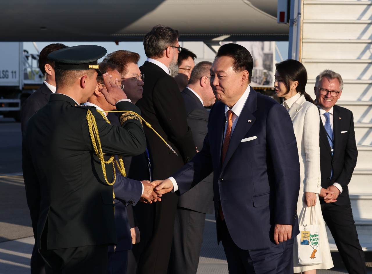 북대서양조약기구(NATO·나토) 정상회의에 참석하는 윤석열 대통령과 김건희 여사가 10일 오후(현지시간) 리투아니아 빌뉴스 국제공항에 도착, 전용기인 공군 1호기에서 내린 뒤 영접객들과 인사하고 있다. 윤 대통령은 4박 6일간의 일정으로 리투아니아·폴란드를 순방한다. [연합]