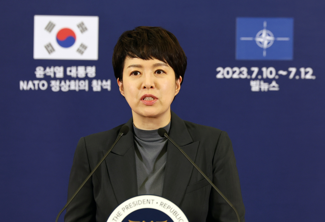김은혜 대통령실 홍보수석이 10일(현지시간) 리투아니아 빌뉴스 한 호텔에 마련된 한국 기자단 프레스센터에서 북대서양조약기구(NATO·나토) 정상회의에 참석하는 윤석열 대통령의 일정 등 현안 브리핑을 하고 있다. [연합]