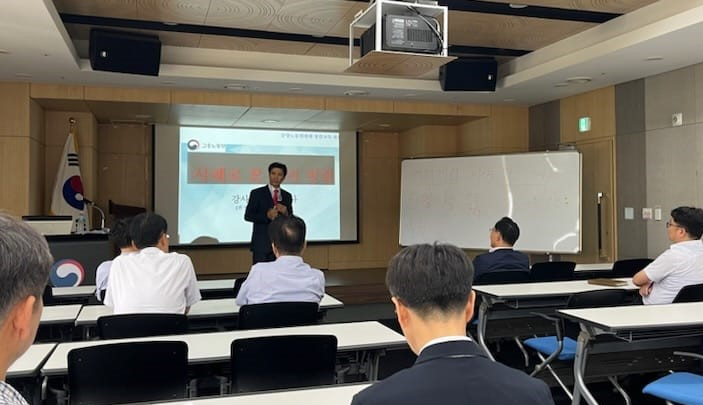 반부패전문가인 김덕만 전 국민권익위원회 대변인(정치학박사)이 10일 오후 세종시 정부세종청사 고용노동부에서 김태기 중앙노동위원장을 비롯한 시도지방노동위원장 등 고위간부 공직자들을 대상으로 '사례로 본 공직청렴'이란 주제의 청렴교육을 진행하고 있다.