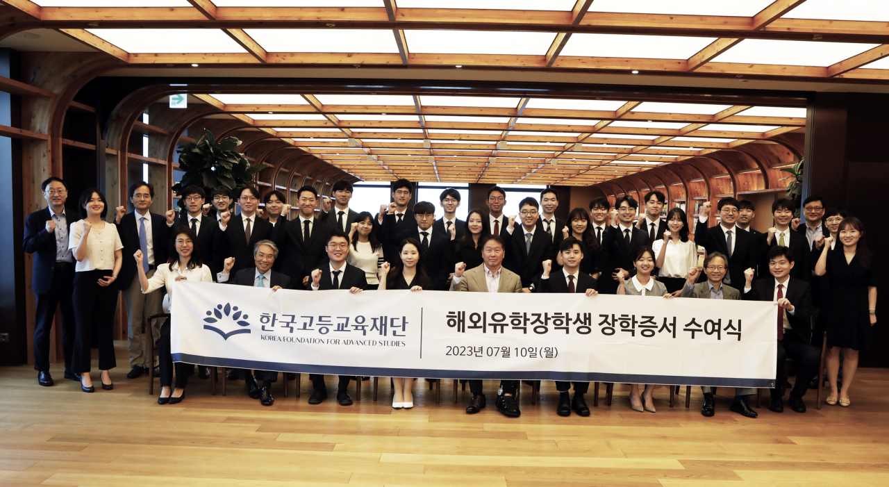 한국고등교육재단 이사장을 맡고 있는 최태원(앞줄 왼쪽 다섯번째) SK그룹 회장이 지난 10일 서울 종로구 SK서린빌딩에서 열린 해외유학 장학증서 수여식에서 장학생들과 기념촬영을 하고 있다. [SK 제공]