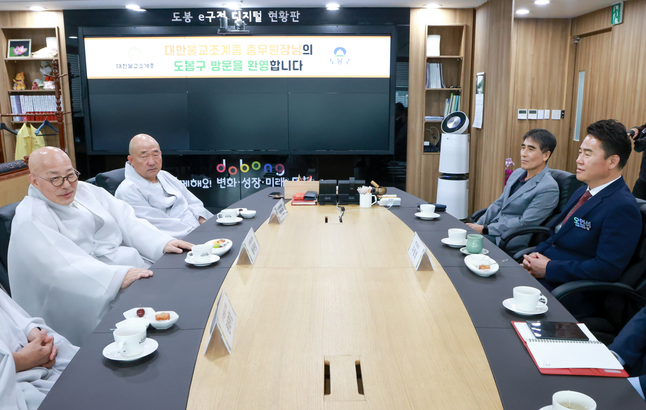서울 도봉구는 조계종 총무원장인 진우스님이 영국사 및 도봉서원 터를 방문해 해당 부지 활용방안에 대해 긍정적 의견을 나눴다고 11일 밝혔다. [도봉구 제공]