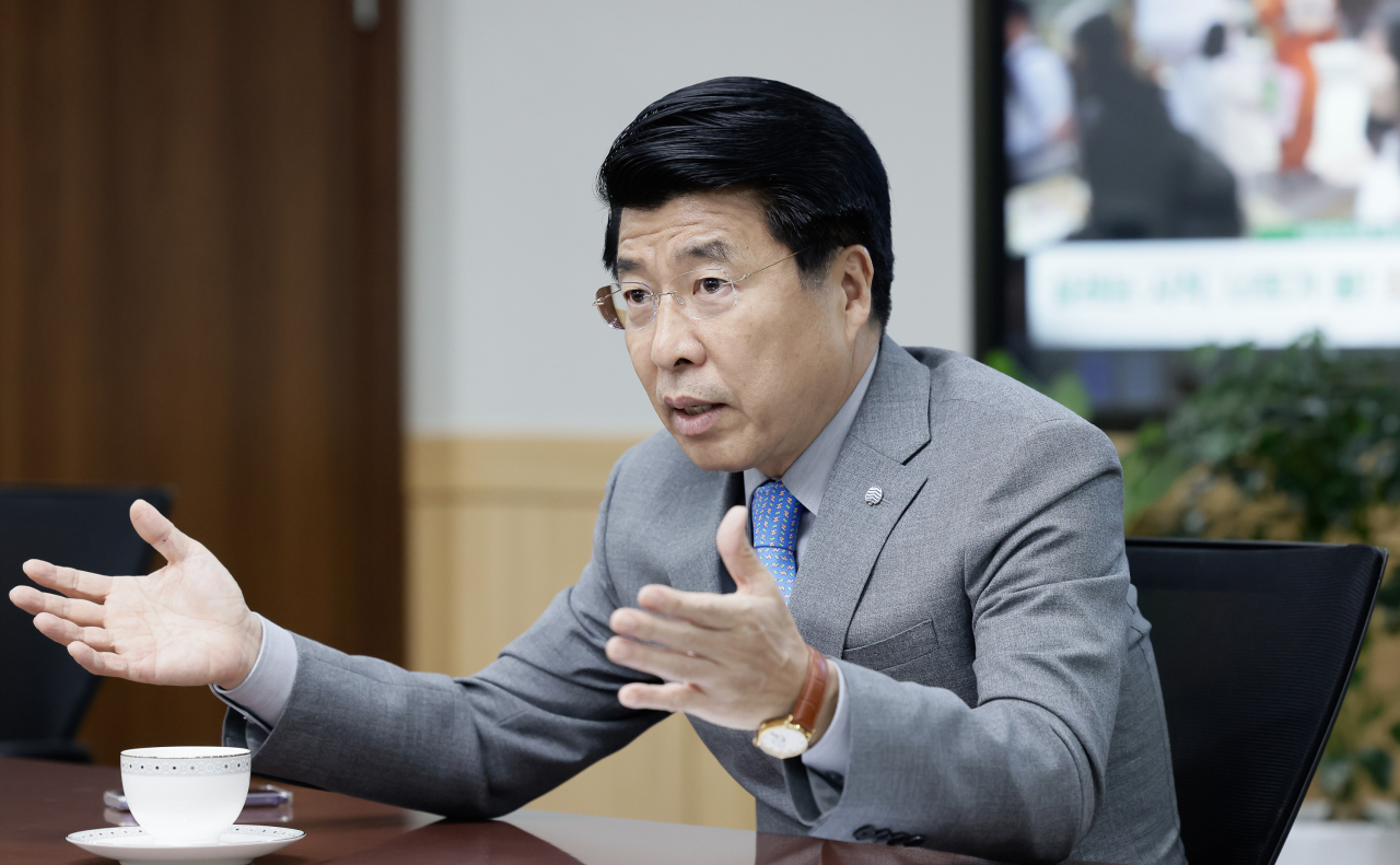 서울 송파구는 건강 취약계층을 위한 선제적인 냉방비 지원에 나선다고 11일 밝혔다. 사진은 서강석 송파구청장. [송파구 제공]