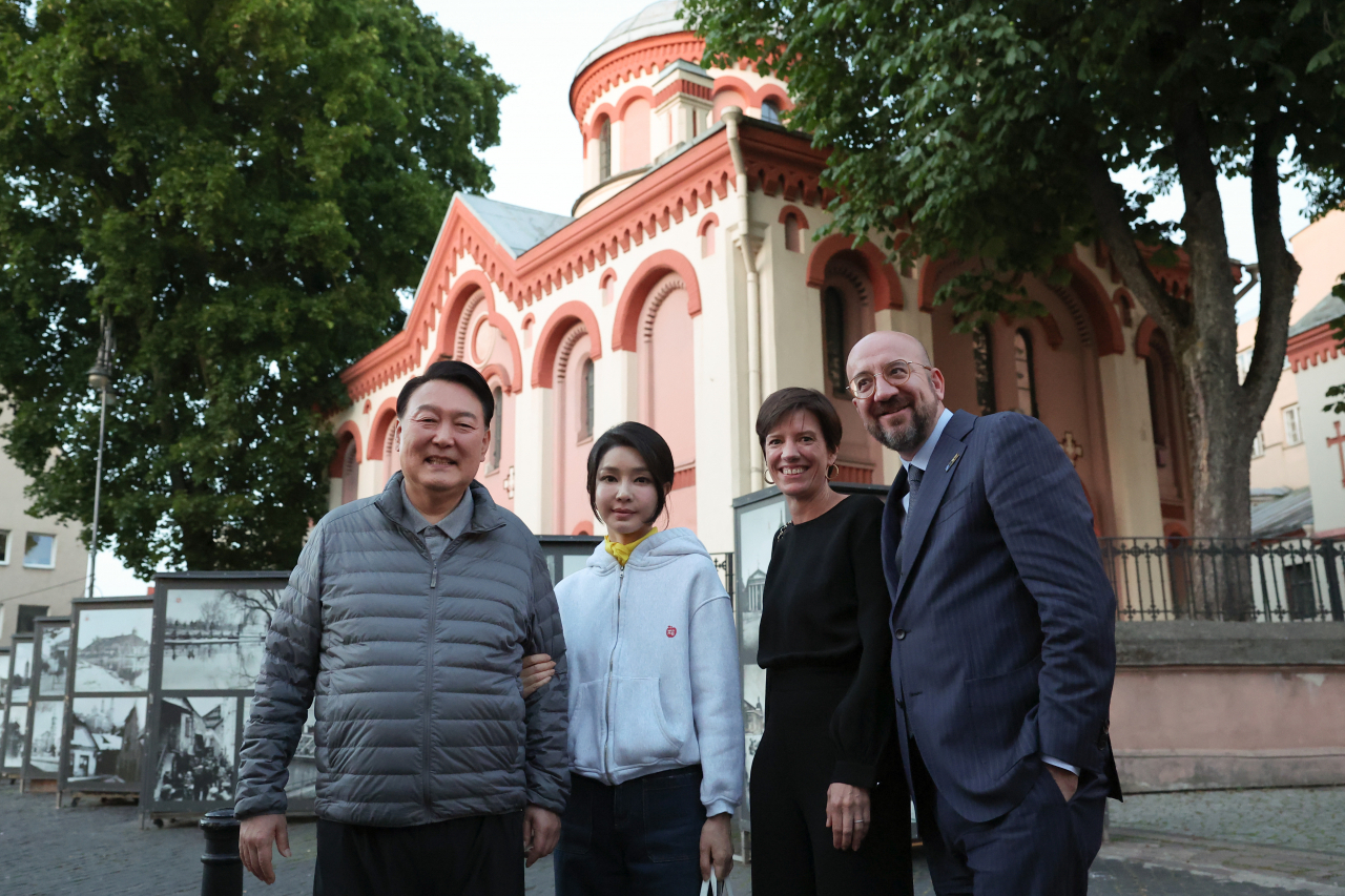 북대서양조약기구(NATO·나토) 정상회의 참석차 리투아니아를 방문 중인 윤석열 대통령과 김건희 여사가 10일(현지시간) 빌뉴스 구시가지를 산책하던 중 샤를 미셸 유럽연합(EU) 상임의장 부부와 만나 기념사진을 찍고 있다. [연합]