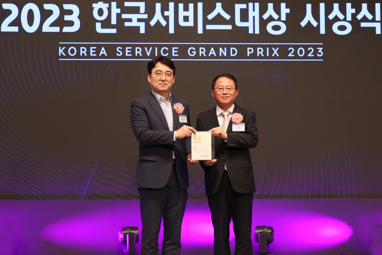 대우건설 신동혁 상무(왼쪽)가 강명수 한국표준협회 회장으로부터 ‘종합대상’을 수상하고 있다. [대우건설]