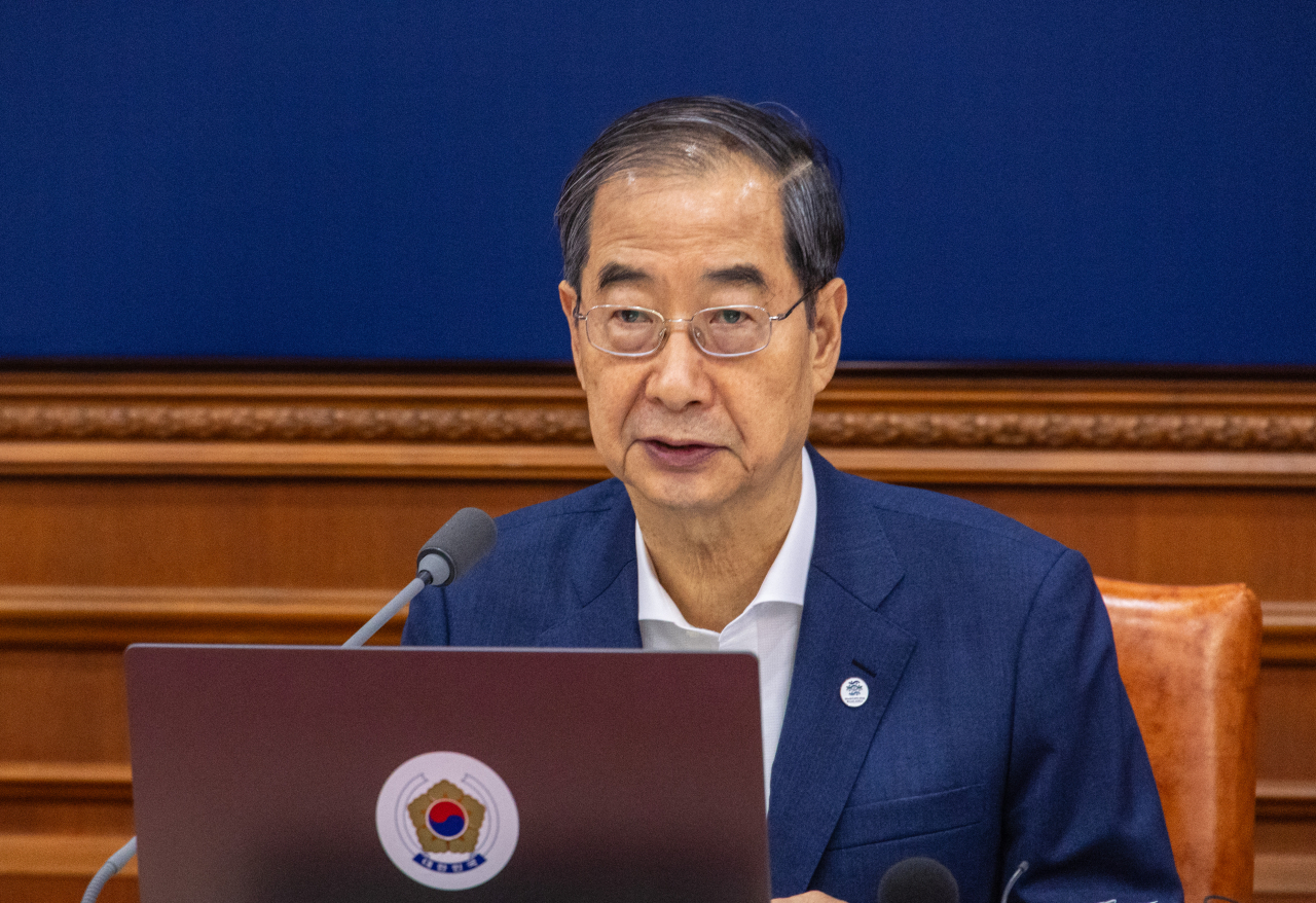 한덕수 국무총리가 11일 오전 정부서울청사에서 열린 국무회의에 참석해 안건 설명을 하고 있다. [연합]