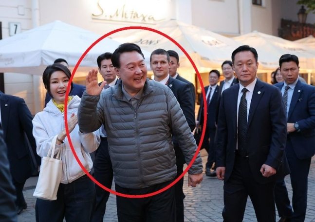 북대서양조약기구(NATO·나토) 정상회의 참석차 리투아니아를 방문 중인 윤석열 대통령이 10일(현지시간) 경량 패딩을 입고 빌뉴스 구시가지를 산책하고 있다. 대통령실 제공