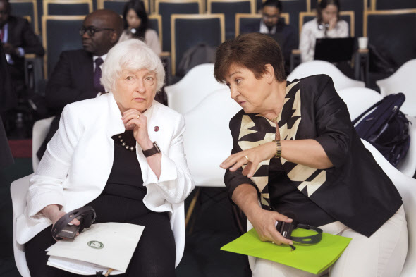 재닛 옐런(왼쪽) 미국 재무장관과 크리스탈리나 게오르기에바 국제통화기금(IMF) 총재가 지난달 23일 프랑스 파리에서 열린 ‘새로운 글로벌 금융협약 정상회의’ 폐막 세션에서 의견을 교환하고 있다. [EPA]