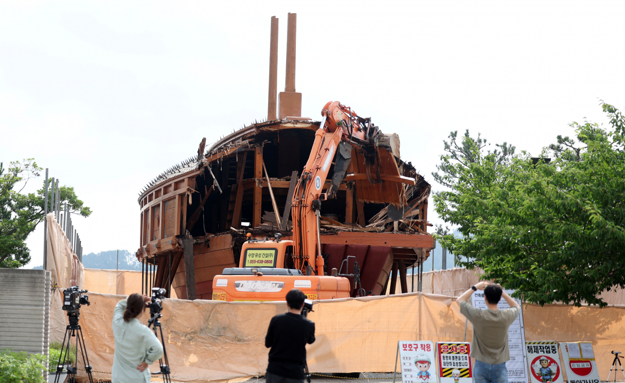 11일 오전 경남 거제시 거제 해양문화관 내 위치한 거북선이 철거되고 있다. [연합]