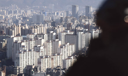 한 시민이 남산에서 강북 지역을 바라보는 모습 [연합]