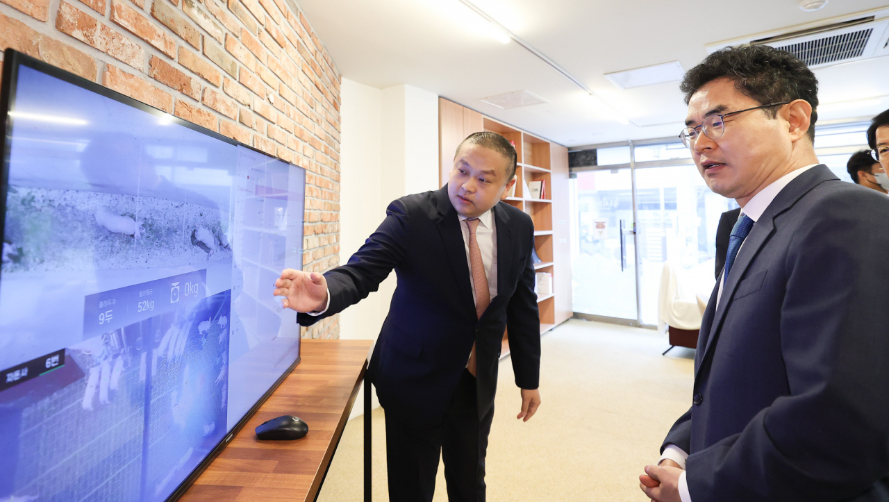 김창기(오른쪽) 국세청장이 11일 오전 광주 인공지능(AI) 창업캠프에서 현장 소통 간담회를 진행한 후 관계자로부터 설명을 들고 있다.[국세청 제공]