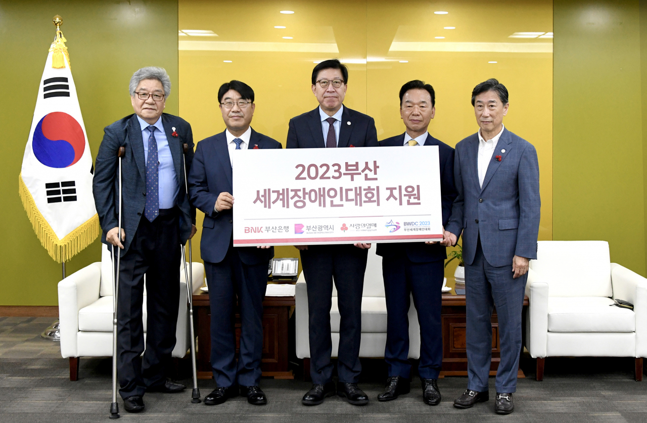 BNK부산은행이 11일 오전 부산시청에서 2023부산세계장애인대회 조직위원회에 후원금 1억 원을 전달하고 있다. (왼쪽 두 번째부터) 방성빈 부산은행장, 박형준 부산시장, 최금식 부산사회복지공동모금회 회장. [사진=부산은행]