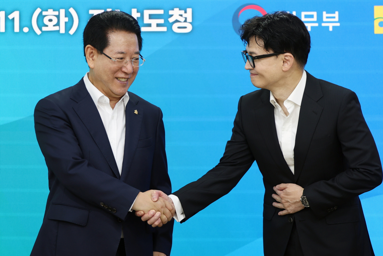 11일 오전 전남 무안군 전남도청에서 열린 법무부-전남도 외국인·이민제도 정책 소통 간담회에서 김영록 전남도지사와 한동훈 법무부장관이 악수를 나누고 있다. 연합뉴스