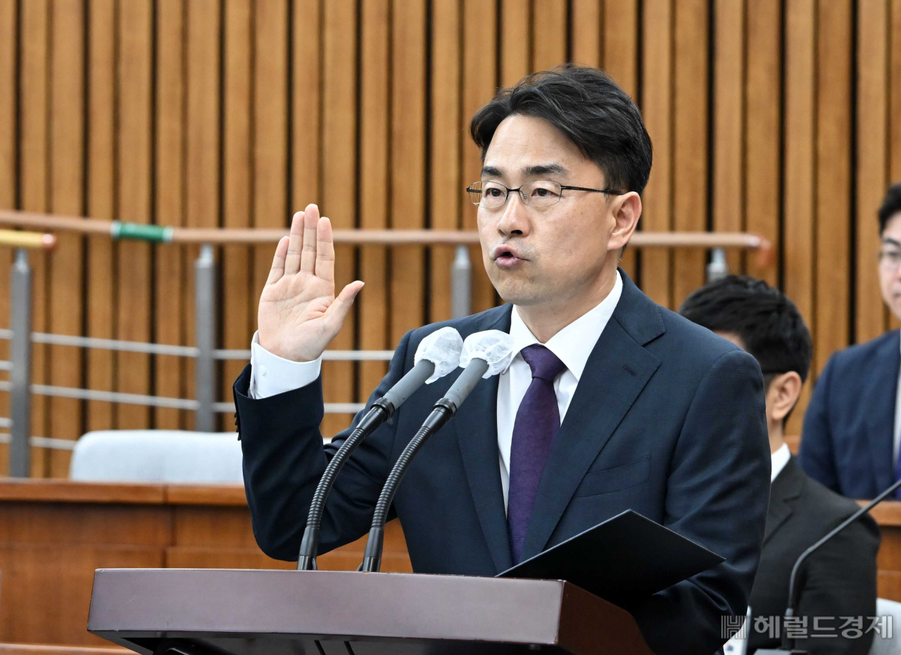 권영준 대법관 후보자가 11일 오전 서울 여의도 국회에서 열린 대법관 후보자 인사청문회에서 선서를 하고 있다. 이상섭 기자