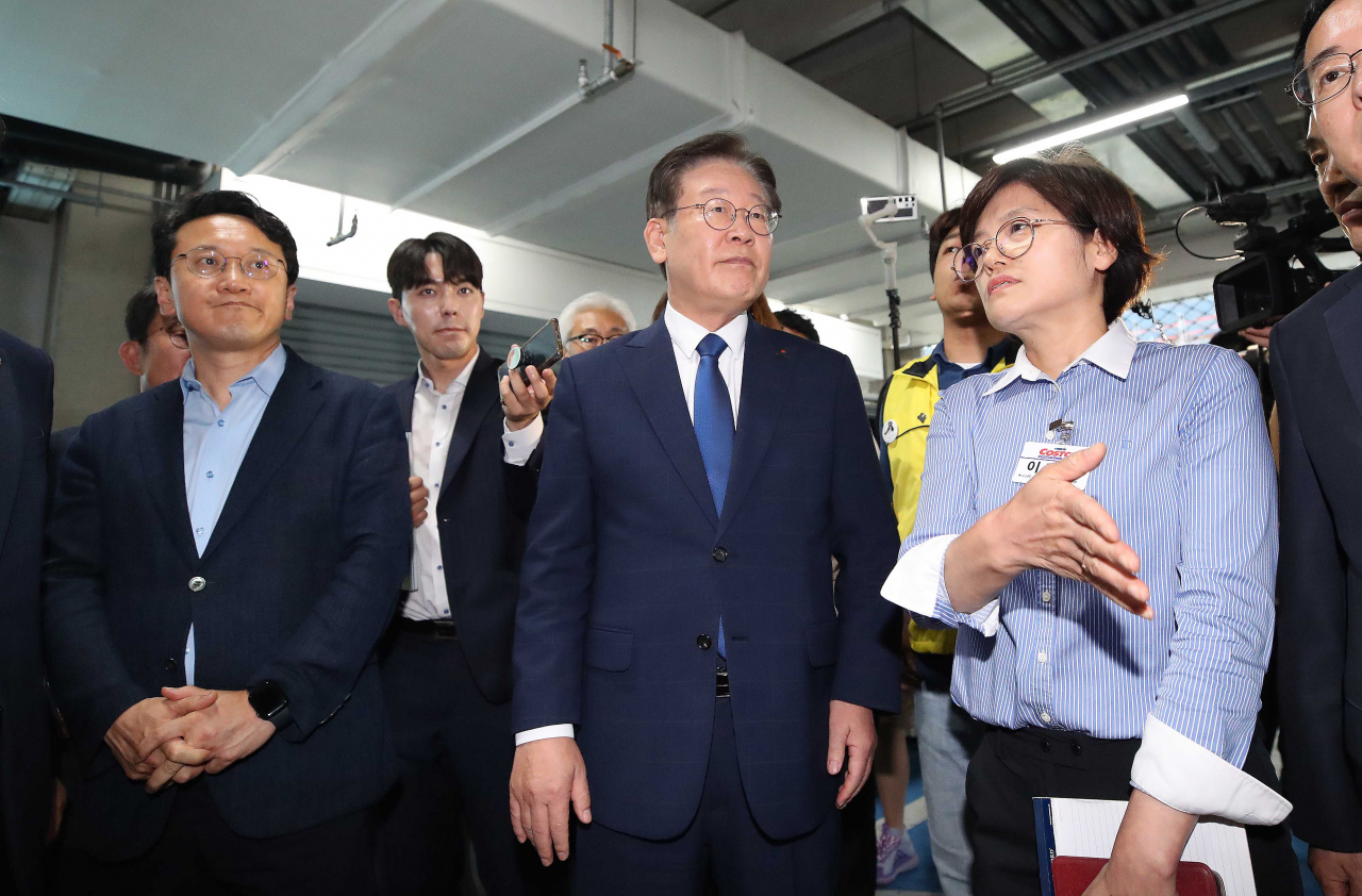 이재명 더불어민주당 대표가 11일 코스트코 하남점에서 노동자 사망사고 현장을 보고 있다. 폭염주의보가 내린 지난달 이곳에서 쇼핑카트를 정리하던 노동자가 쓰러진 후 사망했다. [연합]