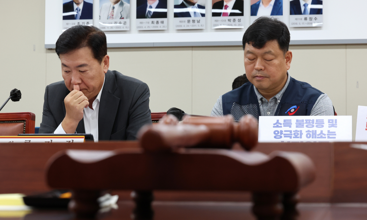 11일 오후 세종시 정부세종청사 최저임금위원회 회의실에서 열린 제12차 전원회의에서 사용자위원인 류기정 한국경영자총협회 전무(왼쪽)와 근로자위원인 류기섭 한국노총 사무총장이 위원들의 발언을 경청하고 있다. [연합]