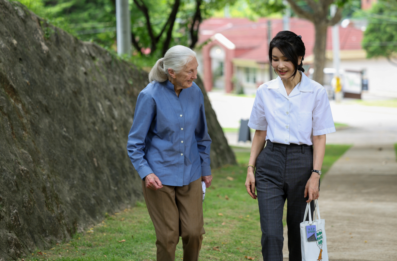 윤석열 대통령 부인 김건희 여사와 세계적인 영장류학자이자 환경운동가인 제인 구달 박사가 지난 7일 서울 용산어린이정원 용산서가에서 나와 어린이 환경생태 교육관 예정지로 이동하며 산책하고 있다. [연합]