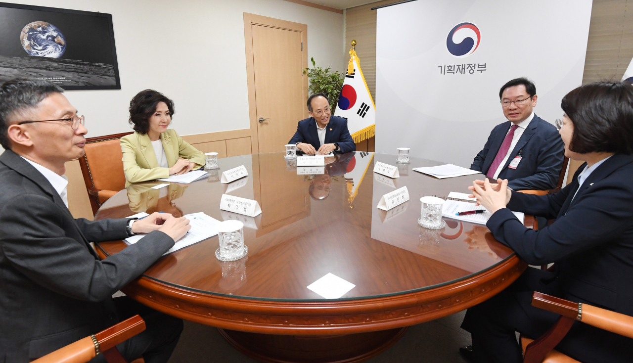 추경호 부총리 겸 기획재정부 장관이 11일 서울 종로구 정부서울청사에서 한국대학교육협의회 등 대학 단체와 '대학교육 간담회'를 개최, 대학경영 애로사항을 청취하고 대학 경쟁력강화와 안정적 운영을 위한 재정 지원 과제를 논의하고 있다. 간담회 후 기념사진을 찍고 있다. 사진 왼쪽부터 박금철 기재부 사회예산심의관, 이진숙 전국국공립대학총장협의회장, 추경호 부총리, 장제국 한국대학교육협의회장, 권민희 한국전문대학교육협의회 수석부회장[기획재정부 제공]