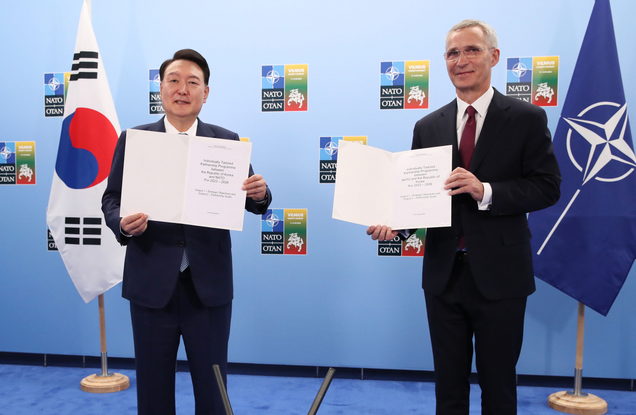 북대서양조약기구(NATO·나토) 정상회의에 참석하는 윤석열 대통령이 11일 빌뉴스 나토 정상회의장에서 가진 옌스 스톨텐베르그 나토 사무총장과의 면담에서 개별 맞춤형 파트너십 프로그램(ITPP)을 체결한 뒤 기념촬영을 하고 있다. [연합]