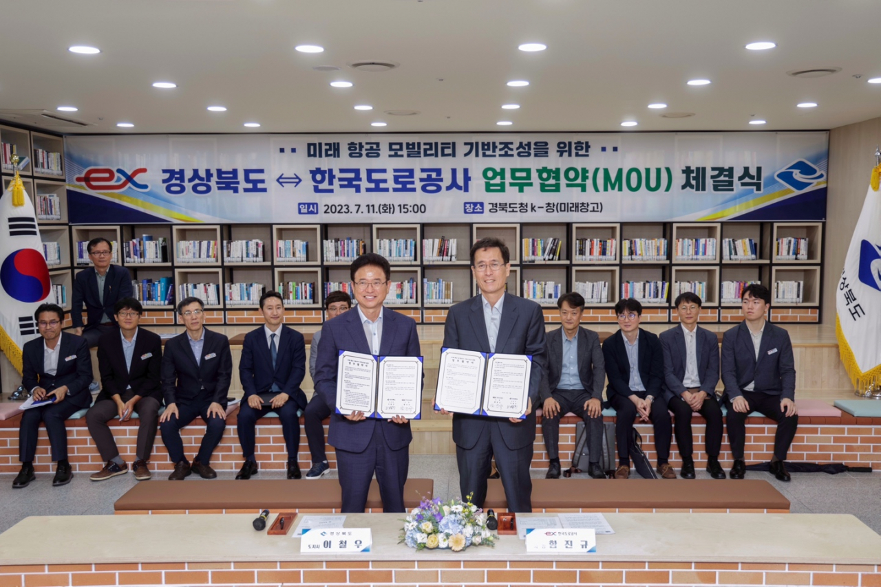 11일 경북도청에서 함진규 한국도로공사 사장(오른쪽)과 이철우 경북도지사(왼쪽)가 업무협약 체결 후 기념촬영을 하고 있다. [한국도로공사 제공]