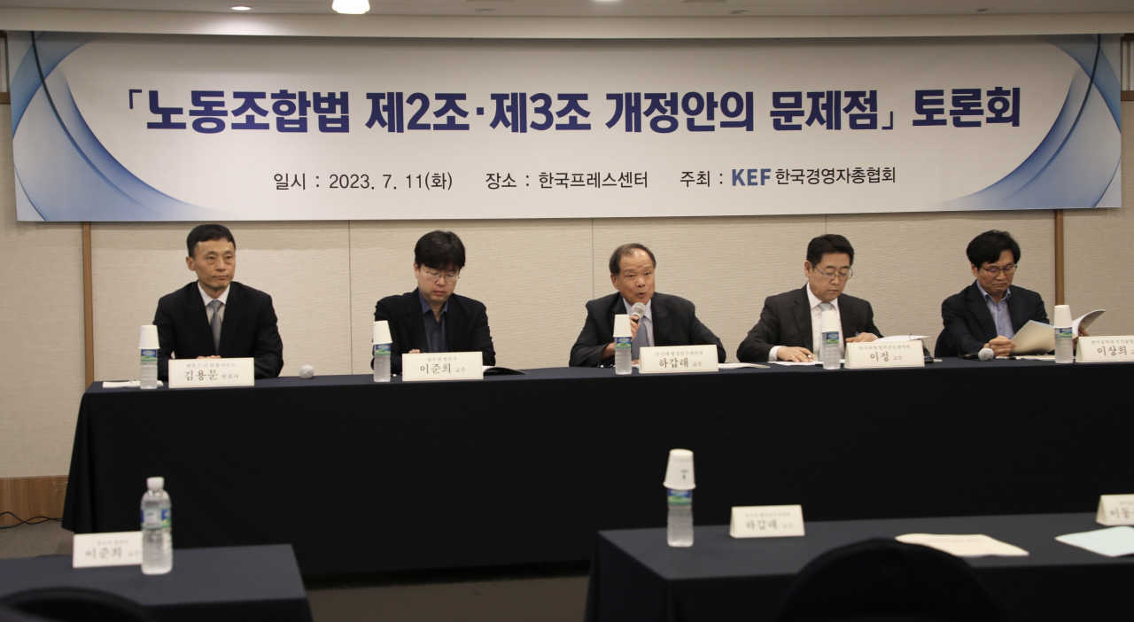 김용문(왼쪽부터) 덴톤스 리 법률사무소 변호사, 이준희 광운대 법학과 교수, 하갑래 단국대 행정법무대학원 교수, 이정 한국외대 법학전문대학원 교수, 이상희 한국공학대 지식융합학부 교수 [경총 제공]