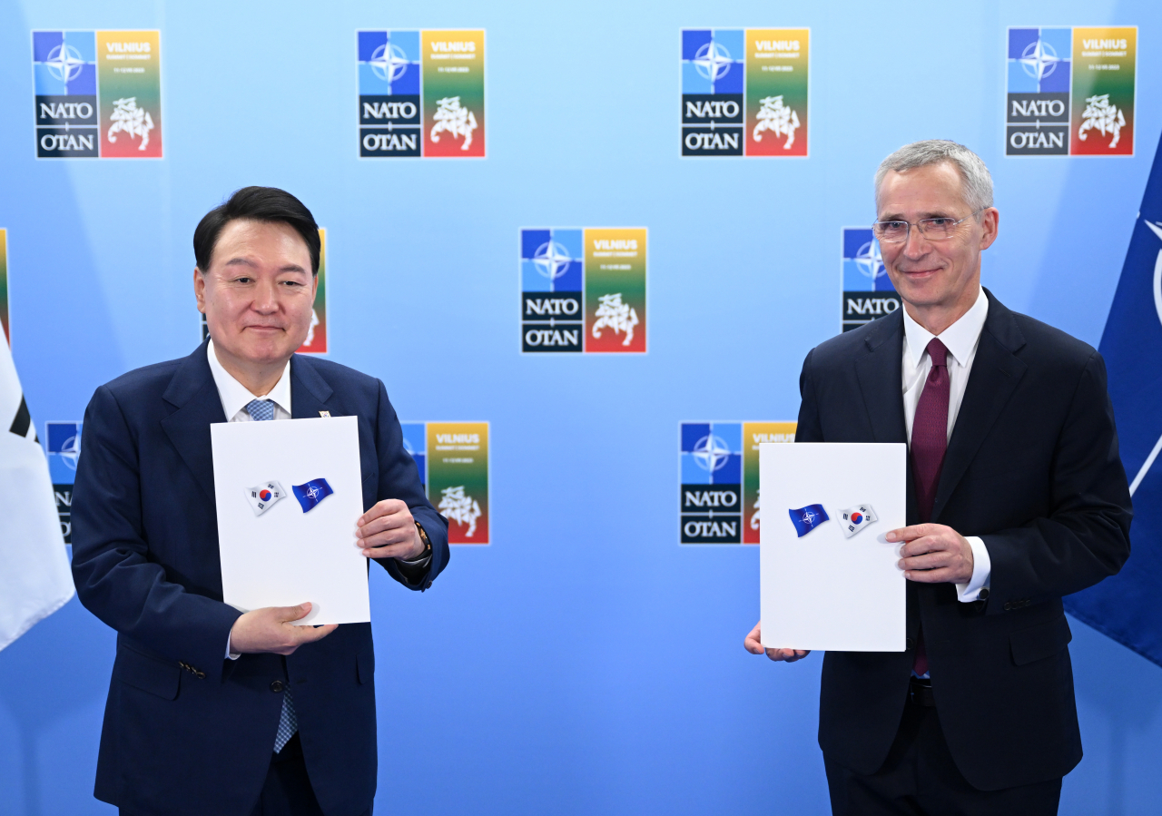 북대서양조약기구(NATO·나토) 정상회의에 참석하는 윤석열 대통령이 11일 빌뉴스 나토 정상회의장에서 가진 옌스 스톨텐베르그 나토 사무총장과의 면담에서 개별 맞춤형 파트너십 프로그램(ITPP)을 체결한 뒤 기념촬영을 하고 있다. [연합]
