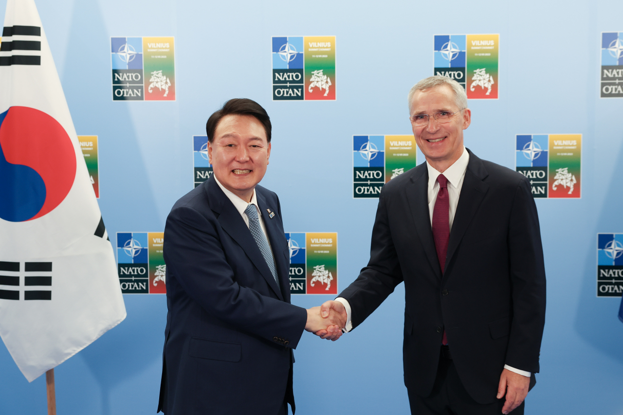 북대서양조약기구(NATO·나토) 정상회의 참석차 리투아니아를 방문 중인 윤석열 대통령이 지난 11일(현지시간) 빌뉴스 나토 정상회의장에서 옌스 스톨텐베르그 나토 사무총장과 악수하고 있다. [연합]