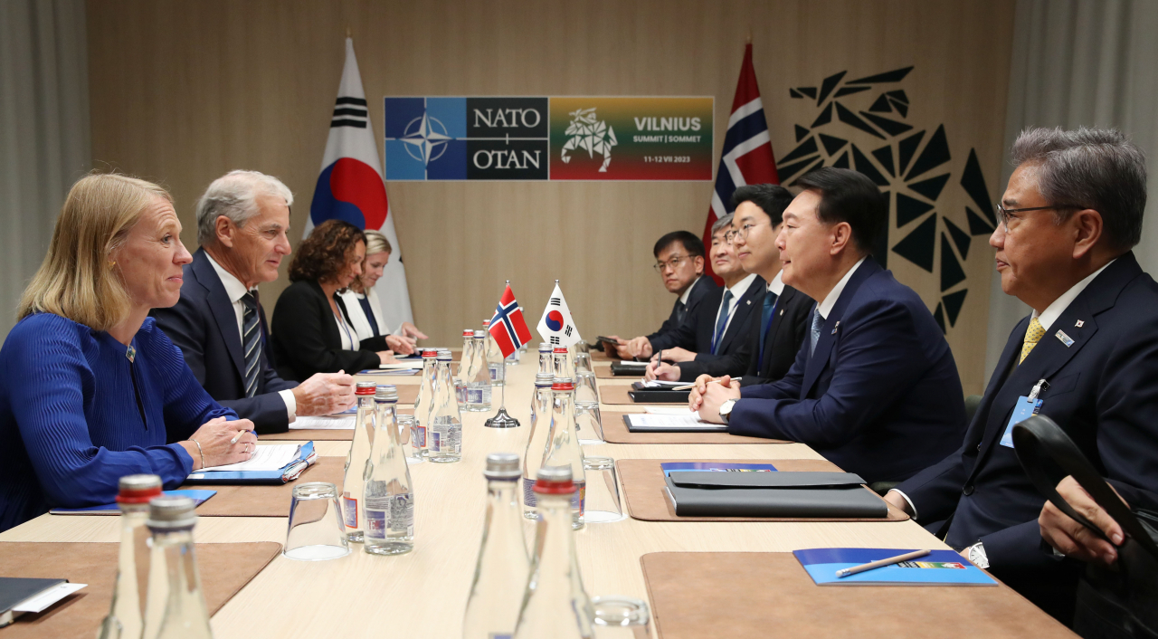 북대서양조약기구(NATO·나토) 정상회의에 참석하는 윤석열 대통령이 11일 빌뉴스 나토 정상회의장에서 요나스 가르 스퇴레 노르웨이 총리와 정상 회담을 하고 있다. [연합]