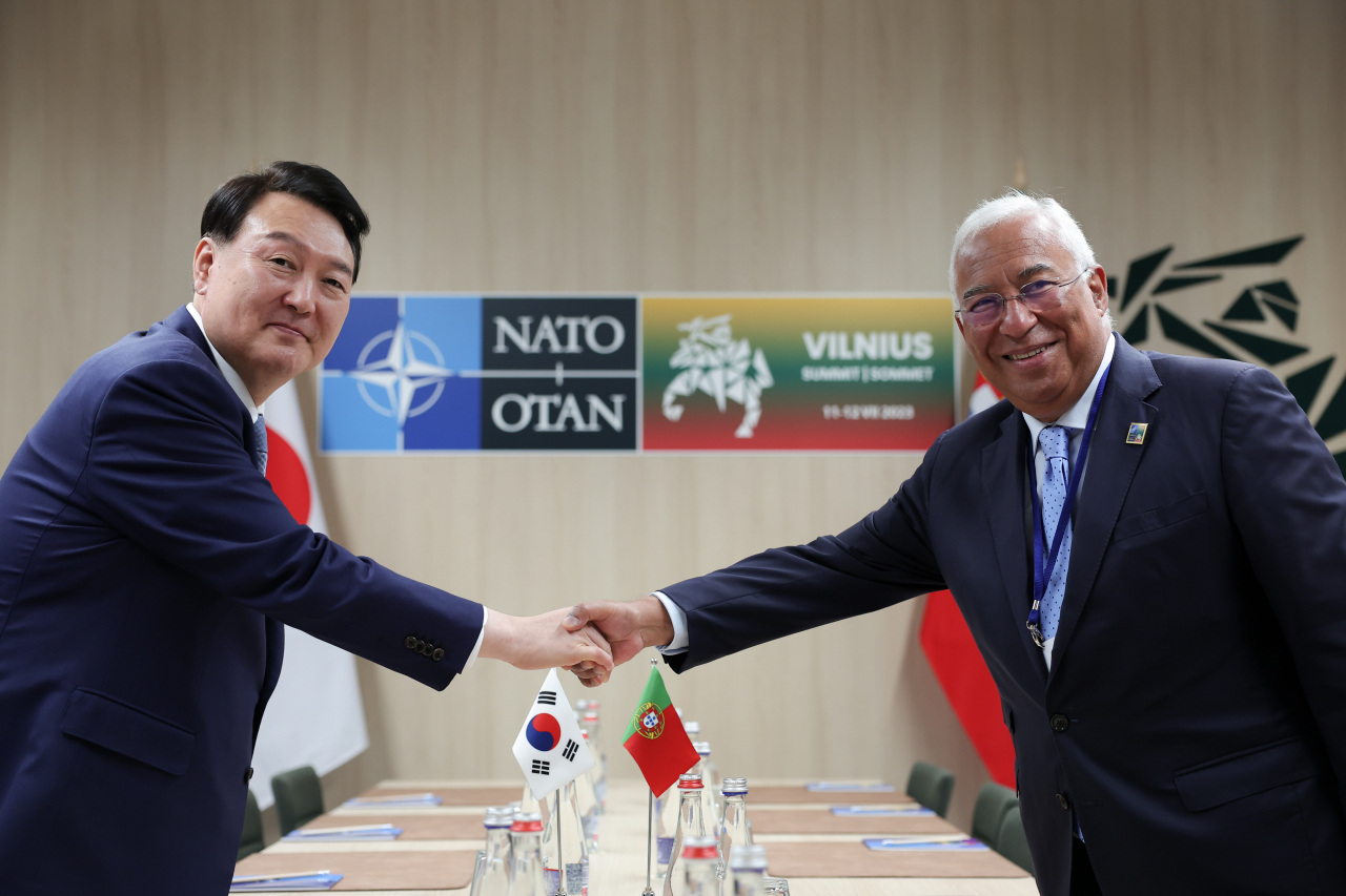 북대서양조약기구(NATO·나토) 정상회의에 참석하는 윤석열 대통령이 11일 빌뉴스 나토 정상회의장에서 가진 안토니우 코스타 포트투갈 총리와의 약식회담에서 악수하고 있다. [연합]