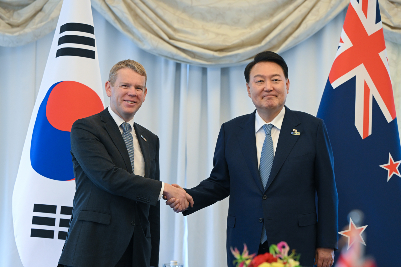 북대서양조약기구(NATO·나토) 정상회의 참석차 리투아니아를 방문 중인 윤석열 대통령이 11일 빌뉴스 한 호텔에서 열린 한·뉴질랜드 정상회담에서 크리스 힙킨스 뉴질랜드 총리와 악수하고 있다. [연합]