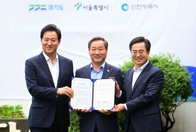 11일 수원시 도담소에서 열린 ‘수도권 공동생활권 협력을 위한 경기-서울-인천 업무협약식’에서 오세훈 서울시장, 유정복 인천광역시장, 김동연 경기도지사가 기념촬영을 하고 있다.〈인천시 제공〉