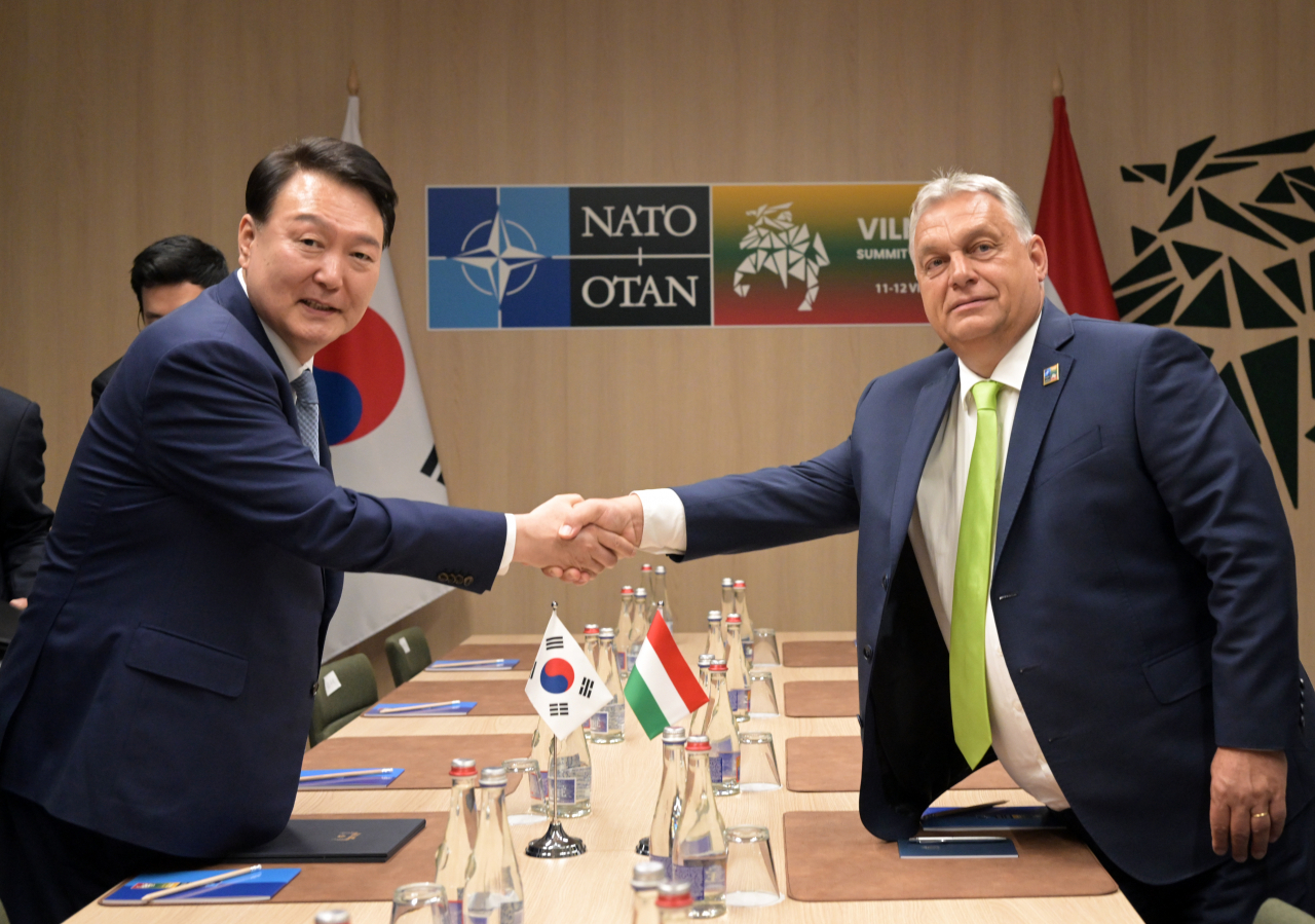 북대서양조약기구(NATO·나토) 정상회의 참석차 리투아니아를 방문 중인 윤석열 대통령이 11일 빌뉴스 나토 정상회의장에서 열린 한-헝가리 정상회담에서 오르반 빅토르 헝가리 총리와 악수하고 있다. [연합]
