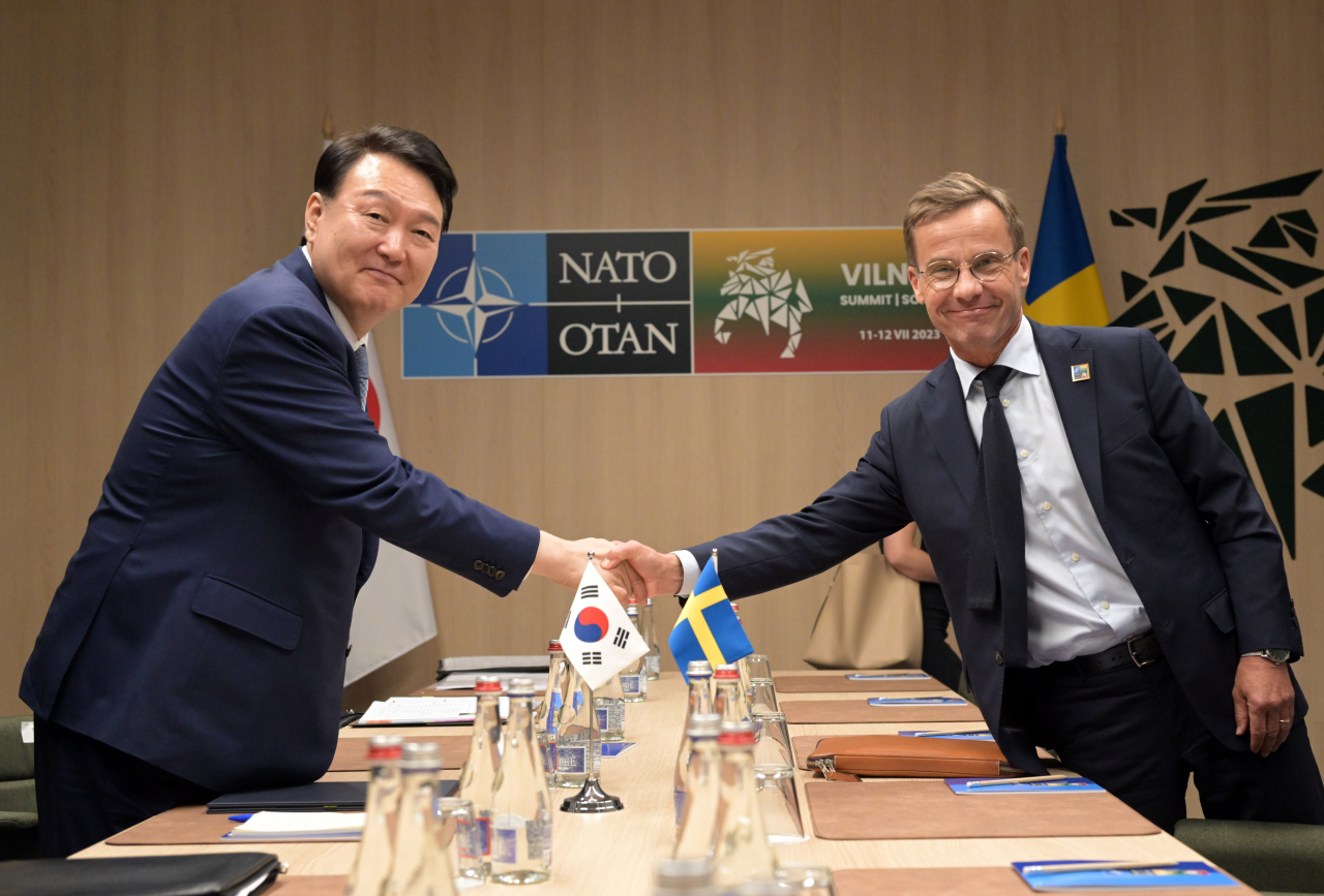 북대서양조약기구(NATO·나토) 정상회의 참석차 리투아니아를 방문 중인 윤석열 대통령이 11일(현지시간) 빌뉴스 나토 정상회의장에서 열린 한·스웨덴 정상회담에서 울프 크리스테르손 스웨덴 총리와 악수하고 있다. [연합]