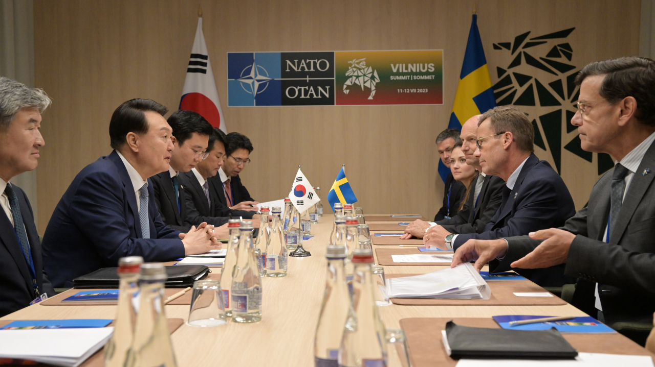 북대서양조약기구(NATO·나토) 정상회의 참석차 리투아니아를 방문 중인 윤석열 대통령이 11일(현지시간) 빌뉴스 나토 정상회의장에서 울프 크리스테르손 스웨덴 총리와 정상 회담을 하고 있다. [연합]