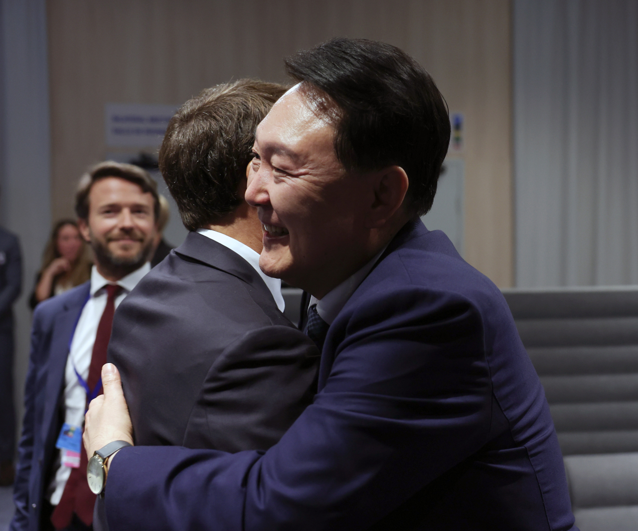 북대서양조약기구(NATO·나토) 정상회의 참석차 리투아니아를 방문 중인 윤석열 대통령이 11일(현지시간) 빌뉴스 나토 정상회의장에서 열린 한-스웨덴 정상회담을 마치고 나오던 중 에마뉘엘 마크롱 프랑스 대통령과 만나 포옹하고 있다. [연합]
