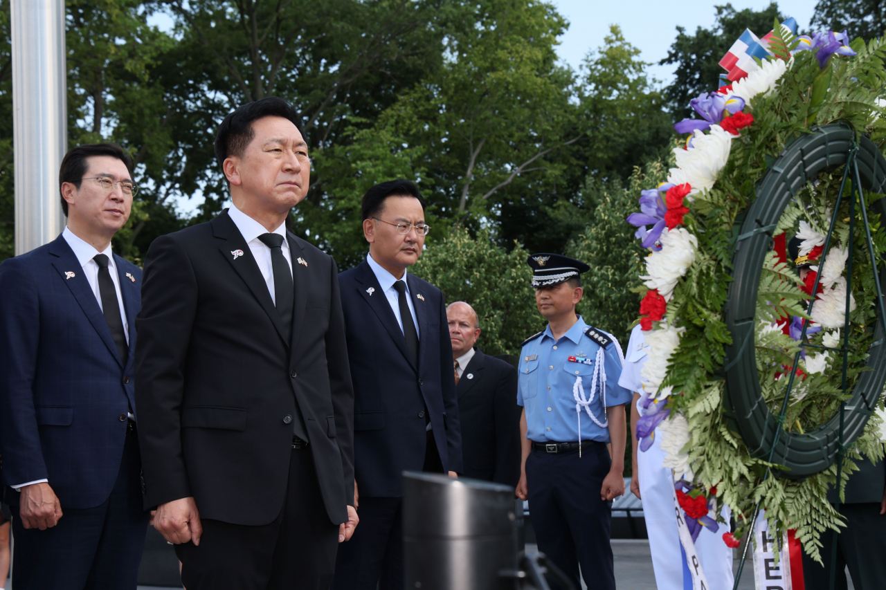 김기현 국민의힘 대표가 10일(현지시간) 미국 워싱턴DC 한국전 참전비를 찾아 참배 및 헌화하고 있다. [연합]