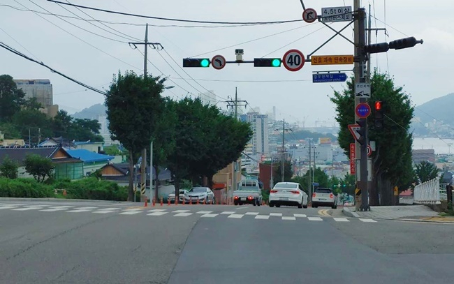 교통사고 위험이 높은 구간인 한재터널 내리막길. [경찰서 제공]