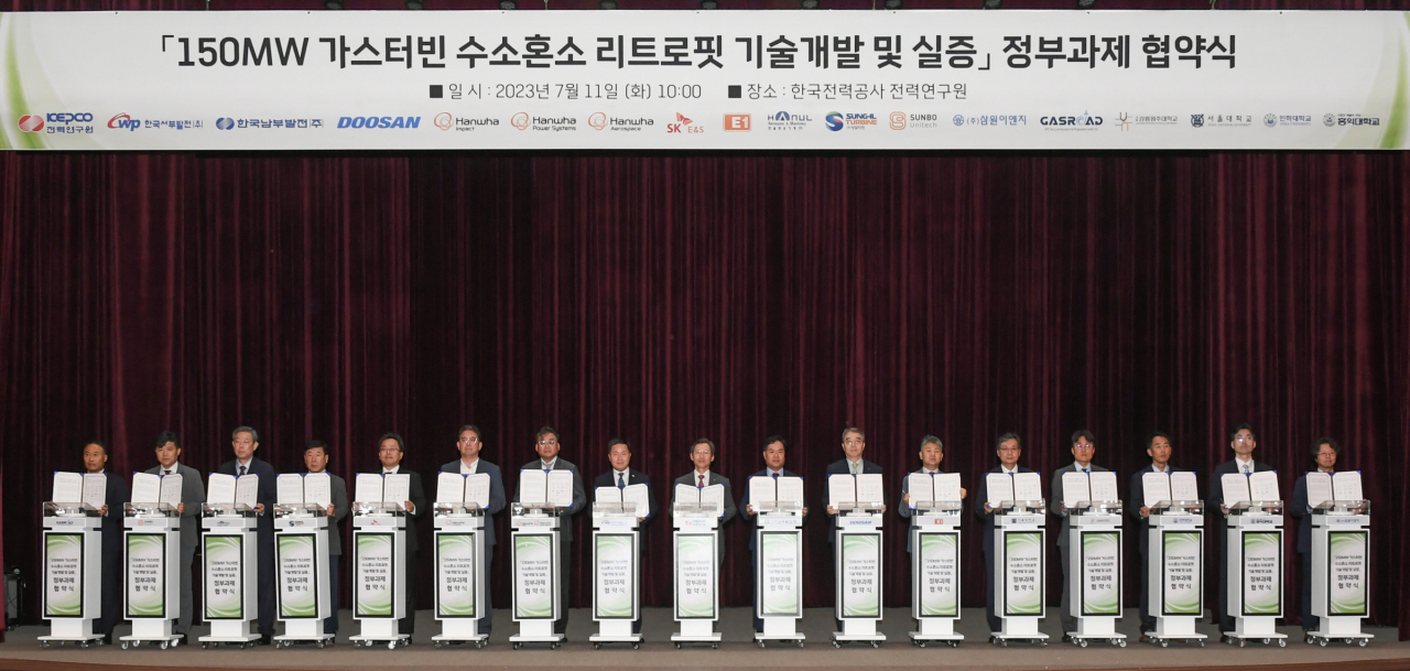 한국남부발전 등 총 17개 기관 관계자들이 11일 대전 유성구 한국전력 전력연구원에서 150MW급 가스터빈 수소혼소 리트로핏 기술개발 및 실증 정부과제 협약을 체결한 후 기념촬영을 하고 있다. [한국남부발전 제공]