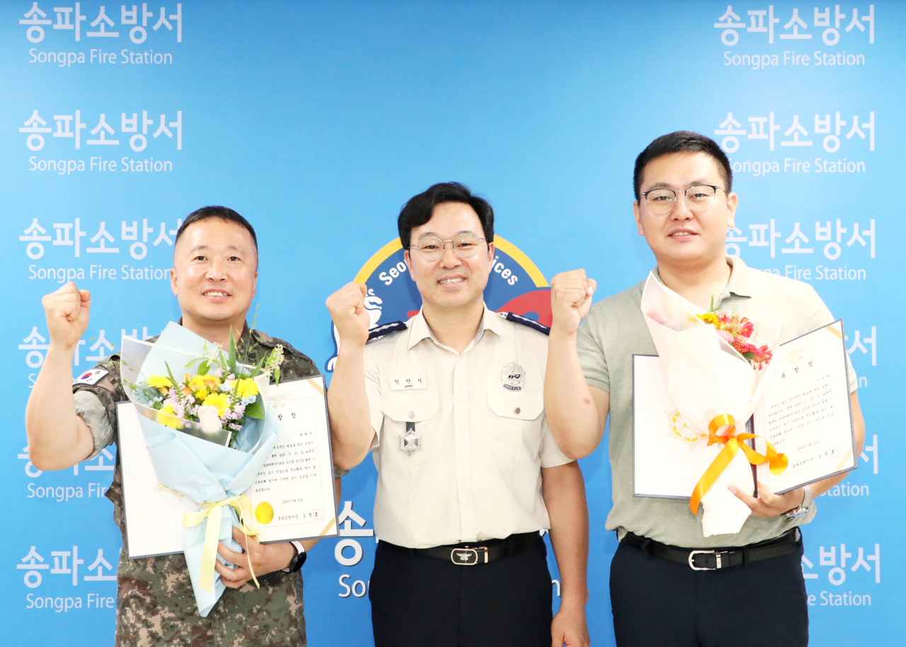 (왼쪽부터 순서대로) 최형규(45)씨와 이도현(37)씨가 지난 11일 송파소방서에서 시민 유공자 표창장을 받았다. [송파소방서]