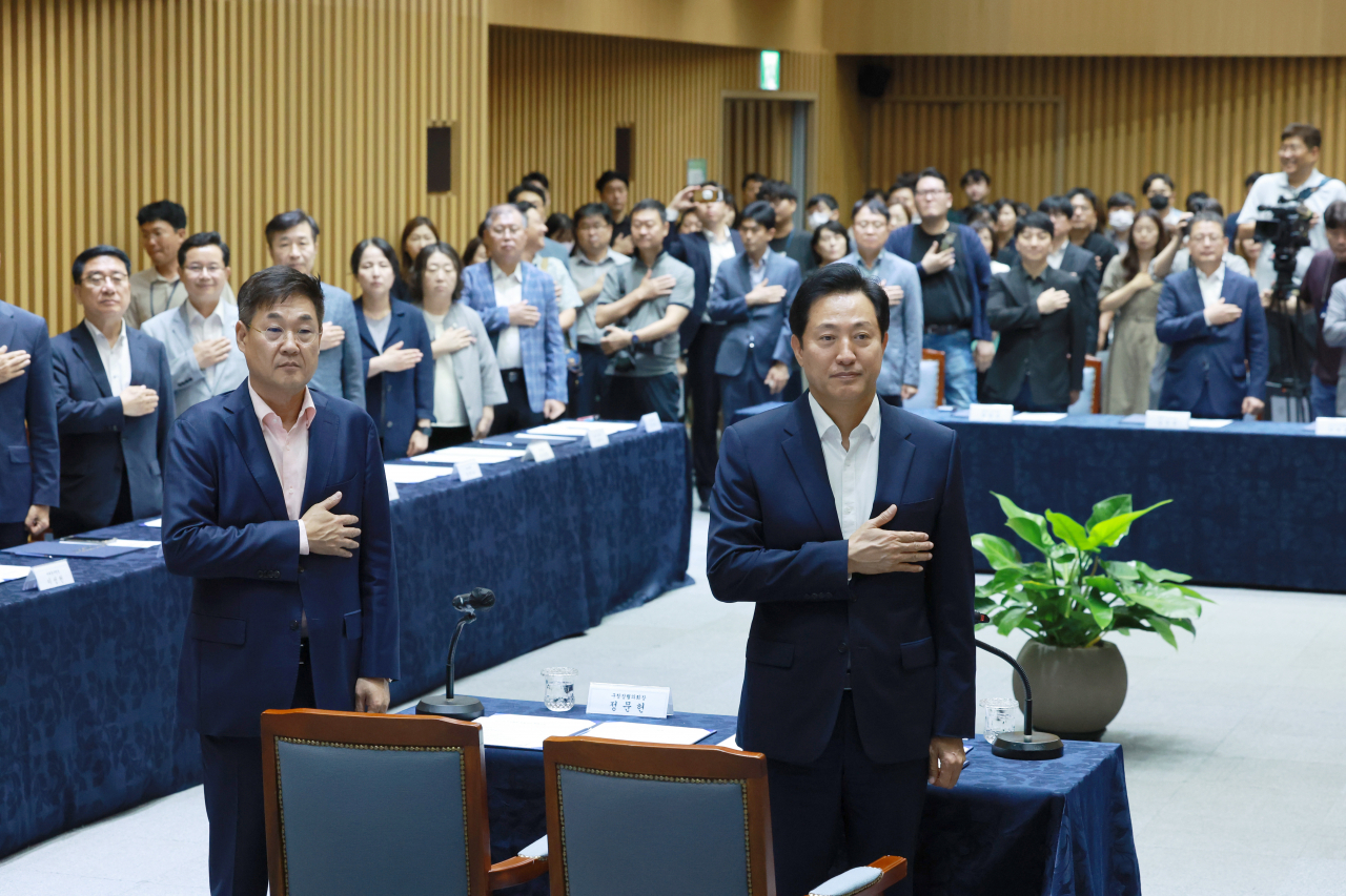 오세훈 서울시장이 12일 서울 중구 시청 대회의실에서 열린 ‘서울시-구청장협의회 건전재정 공동선언’ 행사에서 국기에 경례하고 있다. [연합]