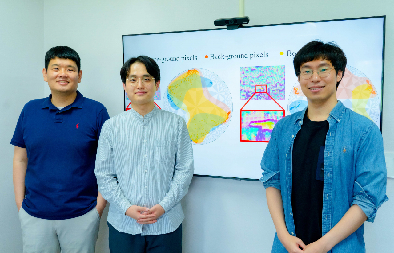 전해곤(왼쪽부터) GIST AI대학원 교수, 박진휘 석박통합과정생, 배인환 박사과정생.[GIST 제공]