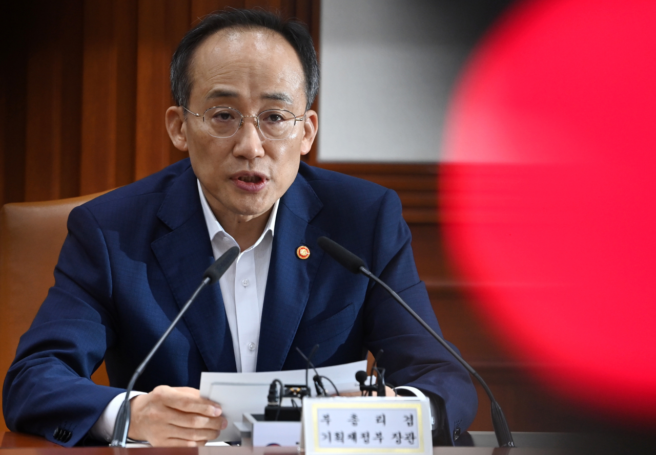 추경호 경제부총리 겸 기획재정부 장관이 12일 서울 종로구 정부서울청사에서 열린 비상경제장관회의 겸 수출투자대책회의에 참석해 발언하고 있다. 임세준 기자