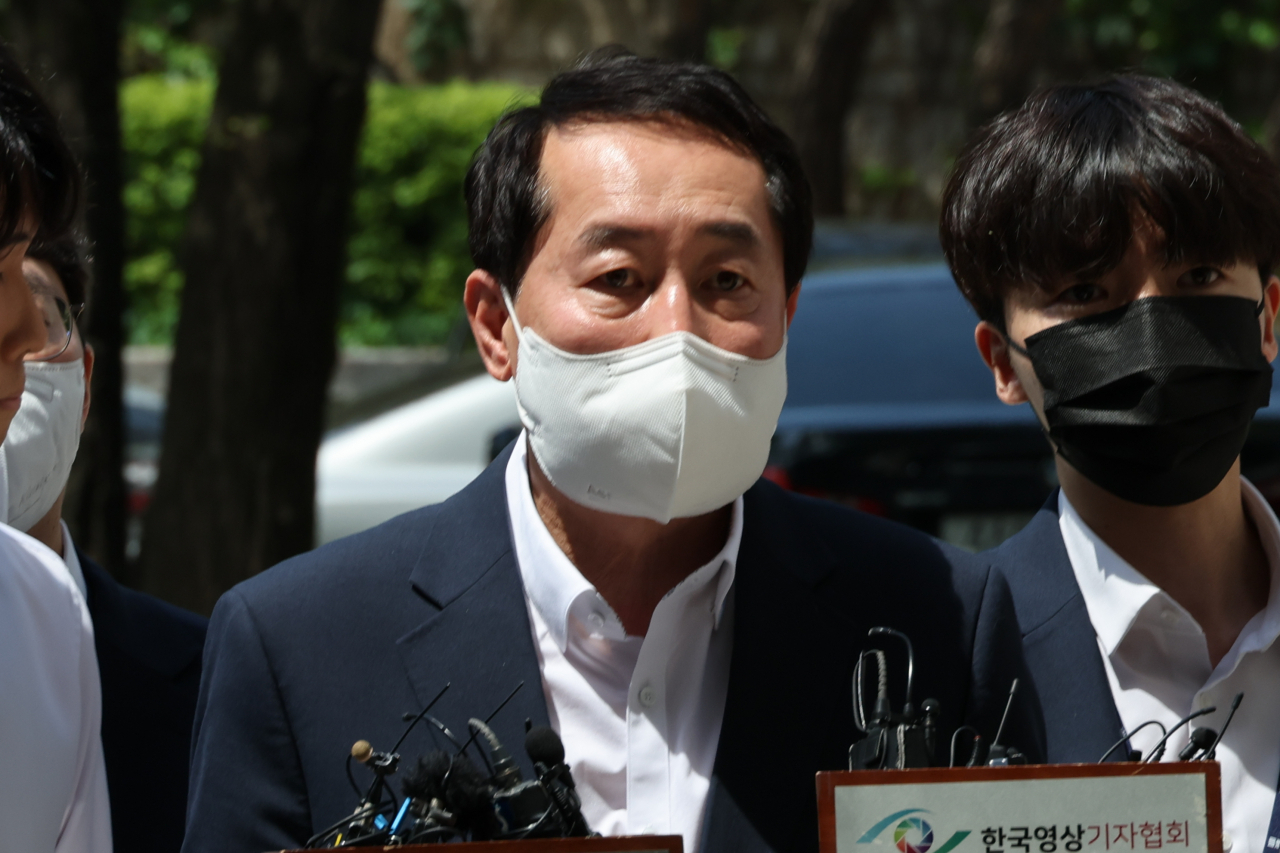더불어민주당 전당대회 돈봉투 의혹 사건 핵심 피의자로 지목된 전 한국수자원공사 상임감사위원 강래구(가운데) 씨가 지난 5월 영장실질심사를 받기 위해 서울중앙지법 법정으로 향하고 있다. [연합]